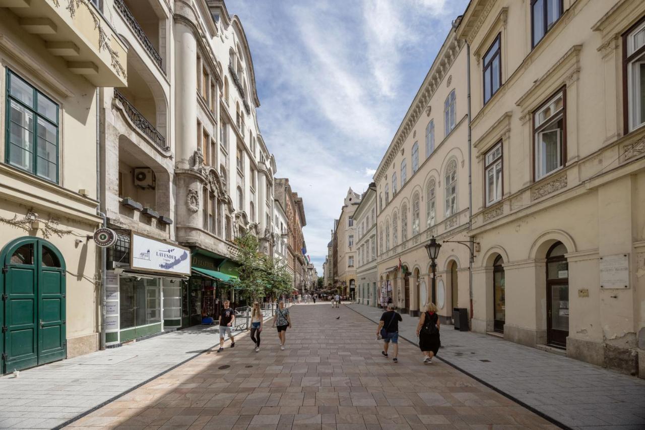 Skyline Serenity Retreat @Vaci Most Famous Street Budapest Exterior photo